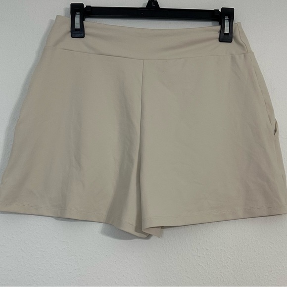 NWT Susana Monaco Pleated Short, Blanched Almond With Pockets in Size M - Picture 5 of 14